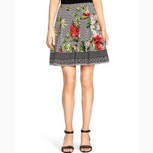 White House Black Market sz 0 Floral skirt
